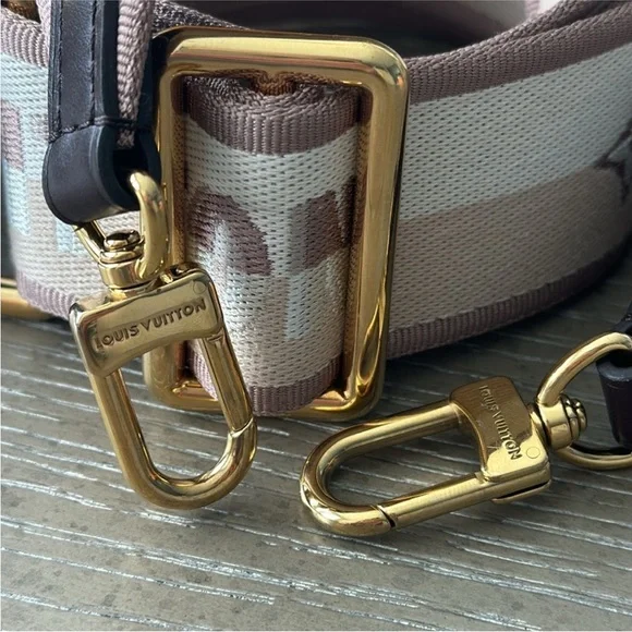 LOUIS VUITTON
Jacquard Speedy Bandouliere 20
Shoulder Strap Beige Brown - Picture 4 of 6